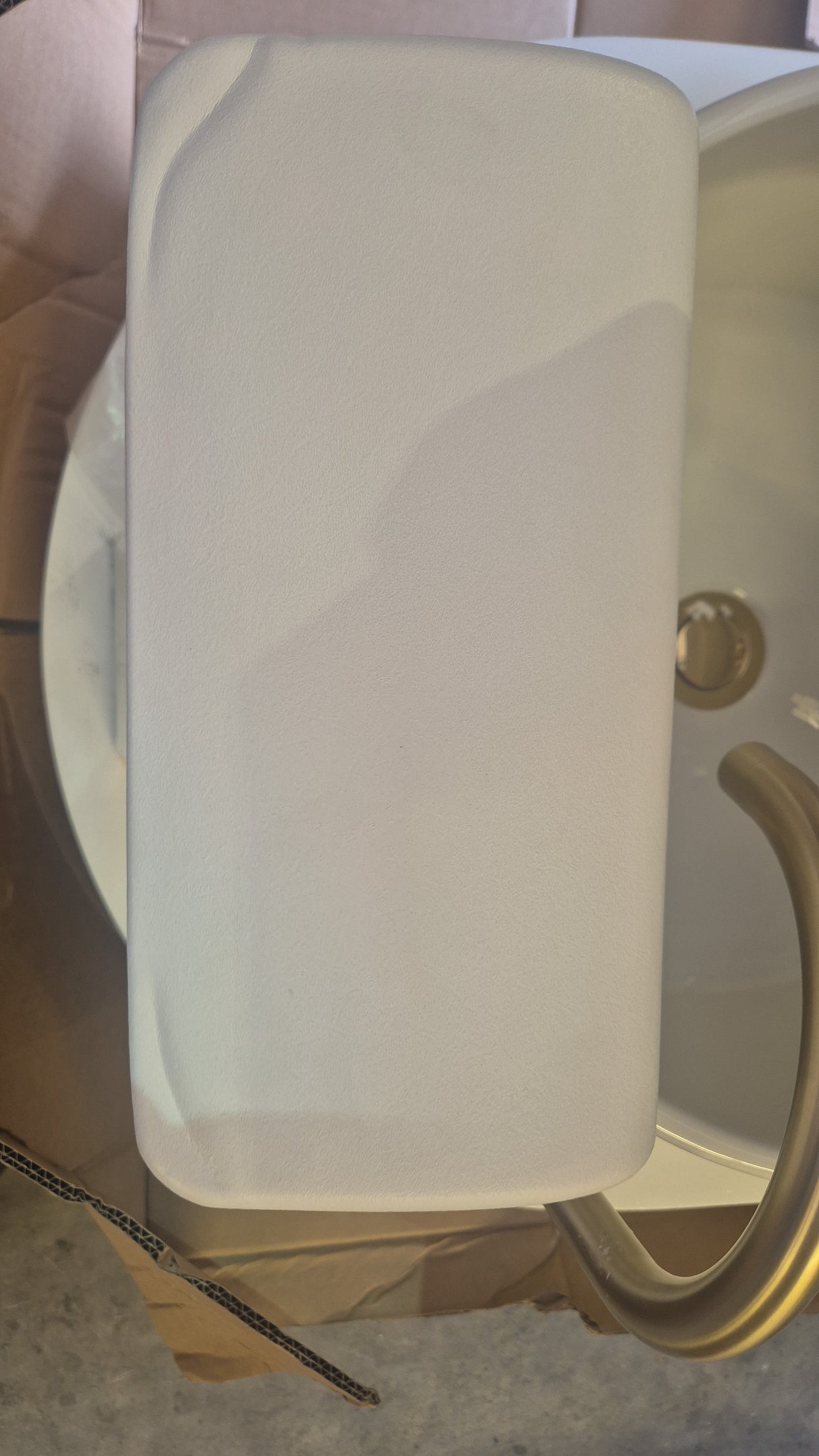OUTLET Manufakturo Noémie Creamy Luxury Electric Pedicure Chair – Massage Backrest, Gold Tap, USB-C, Ceramic Basin