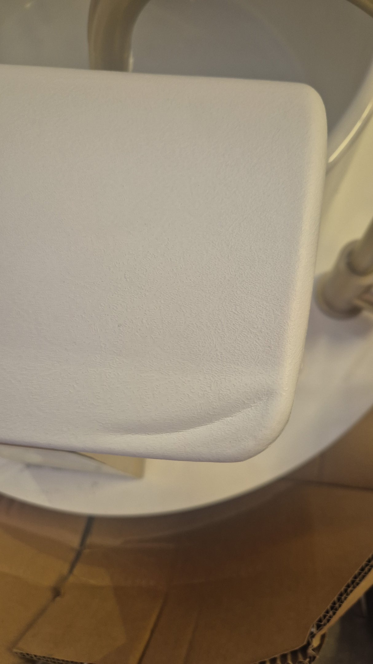 OUTLET Manufakturo Noémie Creamy Luxury Electric Pedicure Chair – Massage Backrest, Gold Tap, USB-C, Ceramic Basin