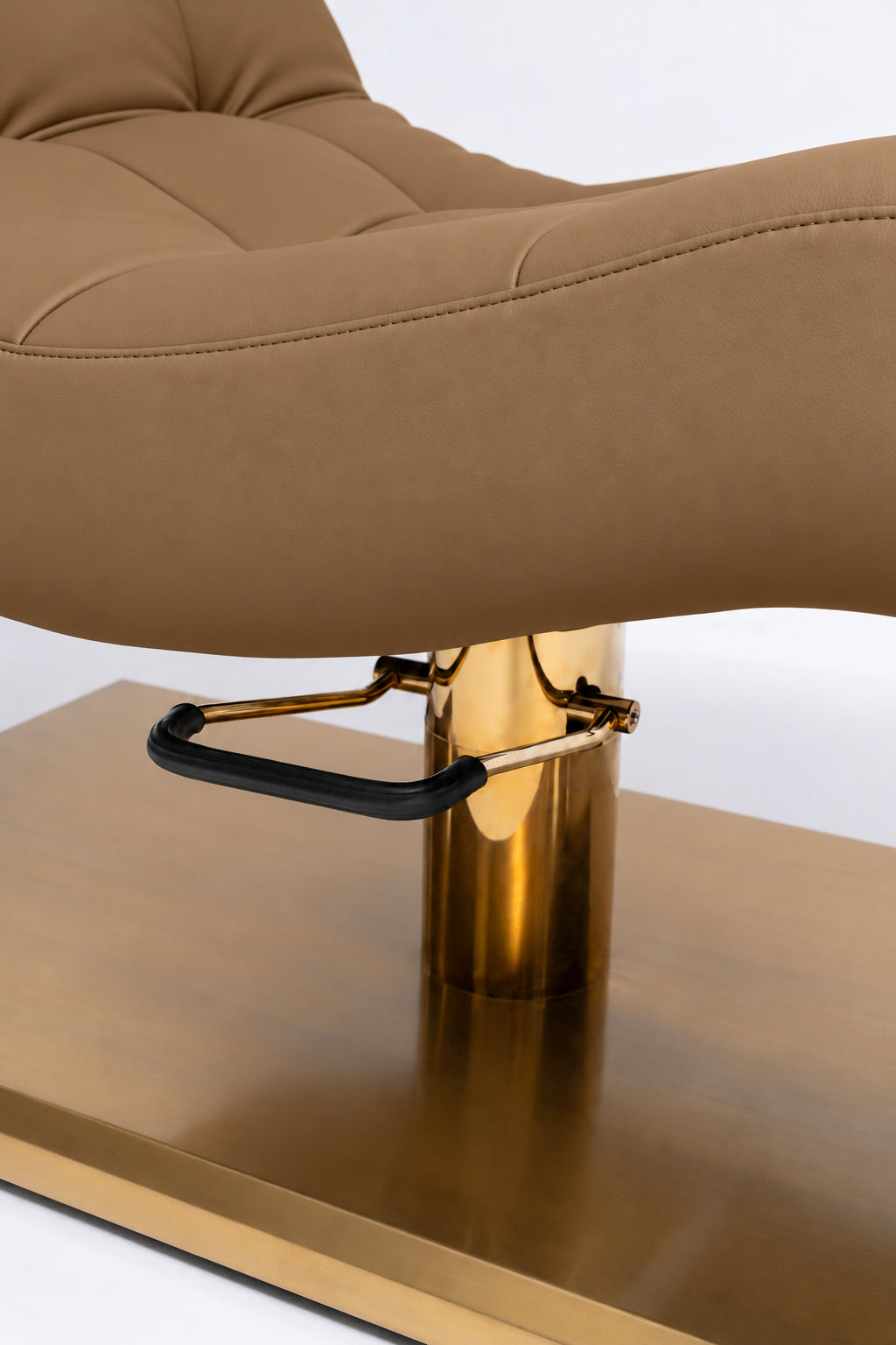 Manufakturo Prestige Caramel – hydraulic pump and upholstery detail