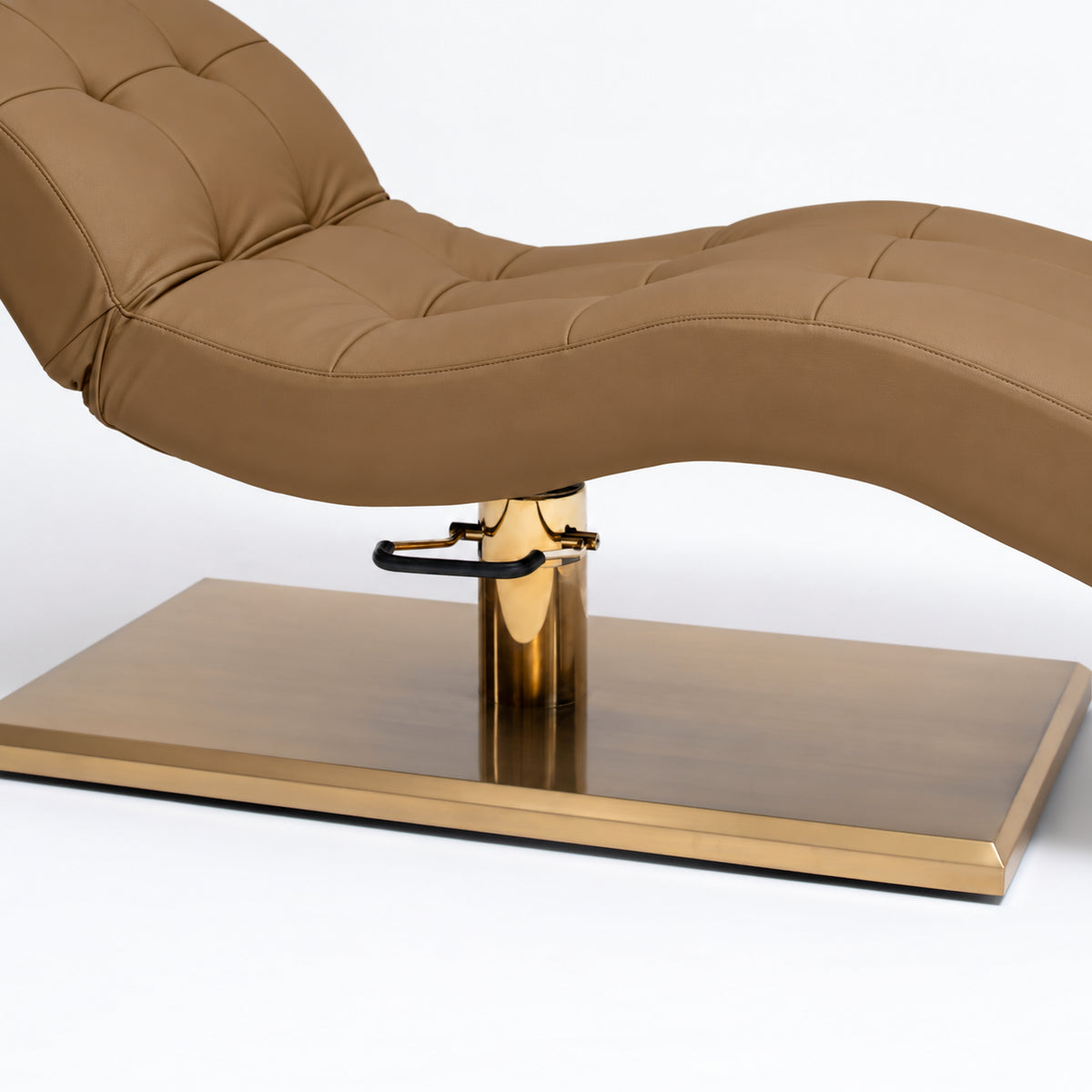 Manufakturo Prestige Caramel – Gold base and upholstery detail