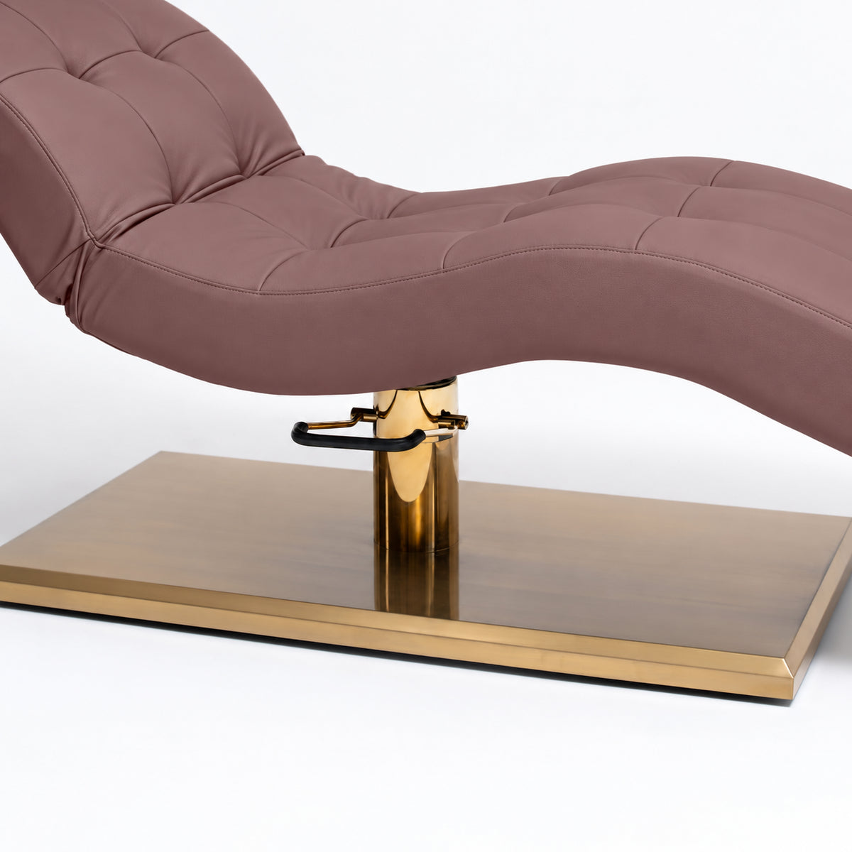 Manufakturo Prestige Dusty Rose – Gold base and upholstery detail