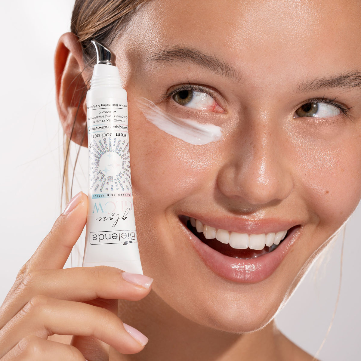 Bielenda Glaze & Glow Brightening Illuminating Eye Cream Glazed Skin Effect - close-up of the product material and finish