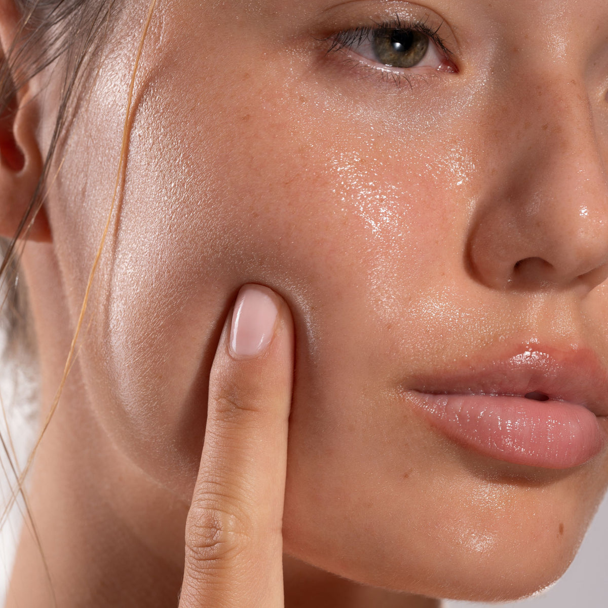 Bielenda Glaze & Glow Moisturising Brightening Ceramic Serum Glazed Skin Effect - finished result shown on a model's face