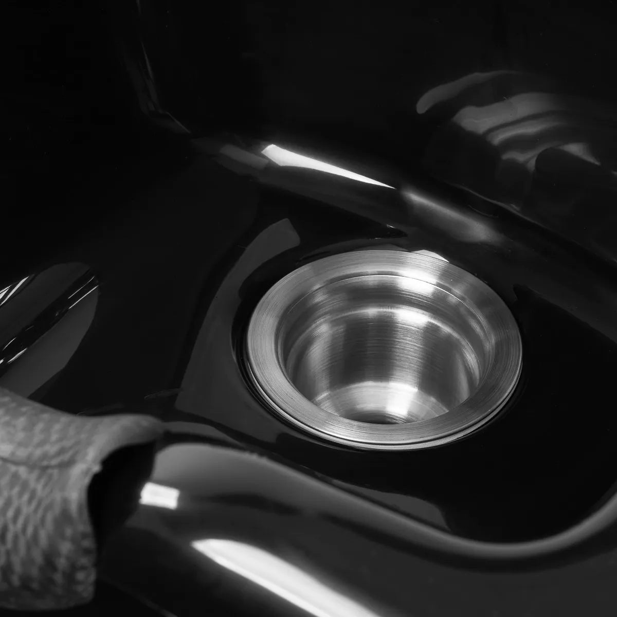 Open metal drain in the Gabbiano 5023 black basin