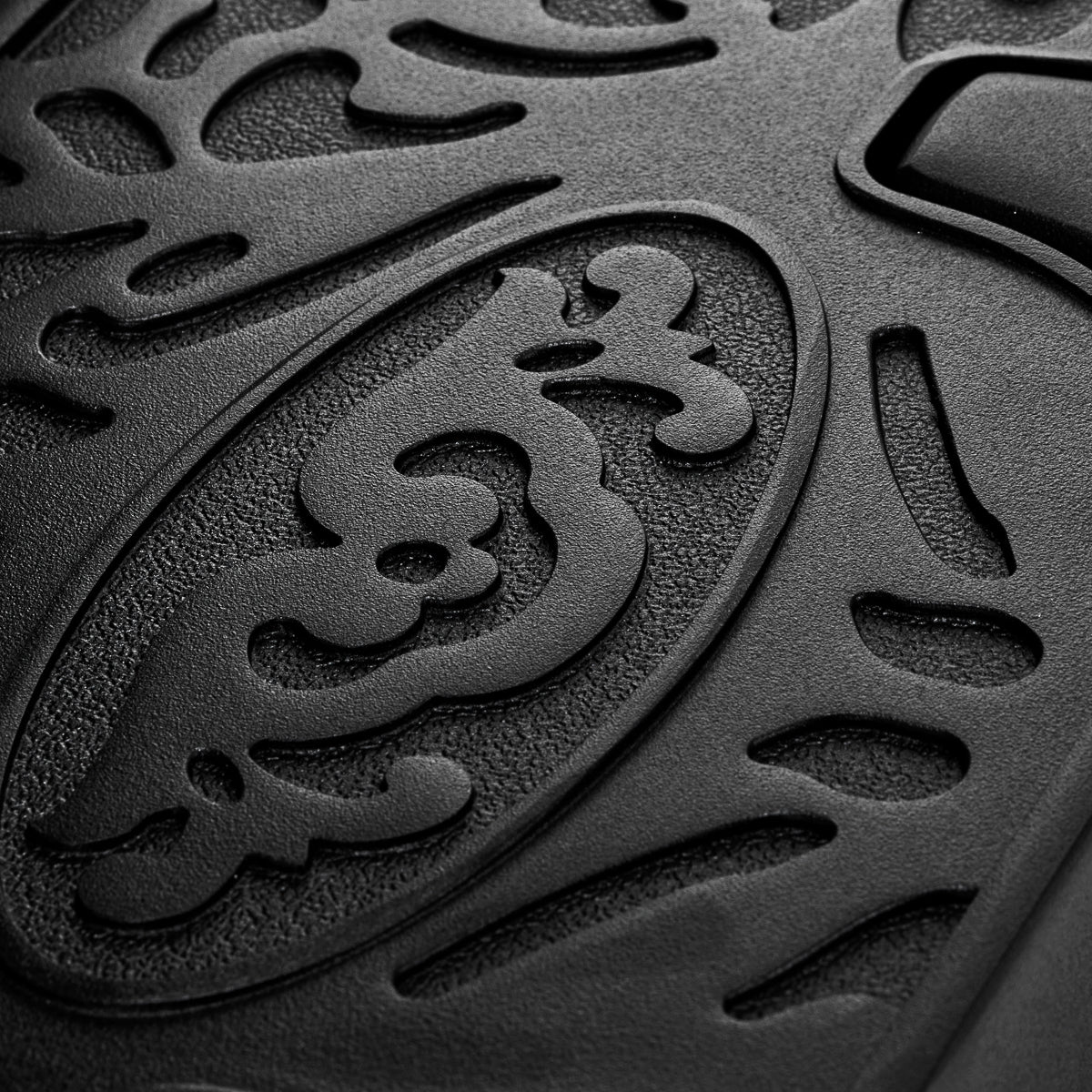 Gabbiano Barber Chair President Black - close-up of the upholstery and construction details