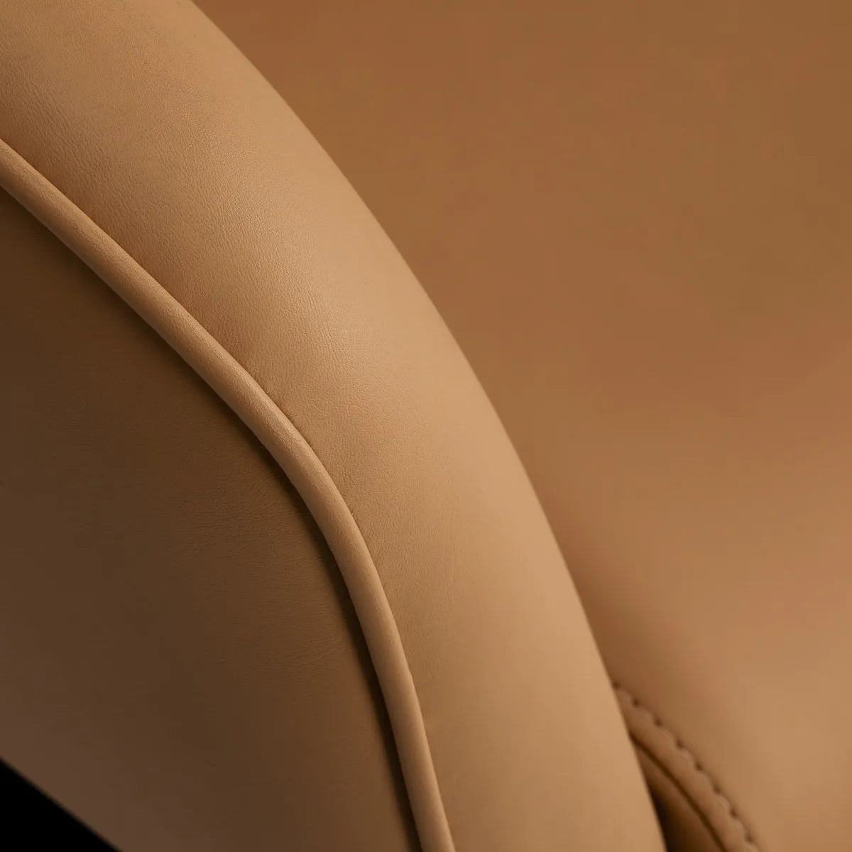 Gabbiano Copenhagen Hair Salon Styling Chair Caramel - close-up of the upholstery and construction details