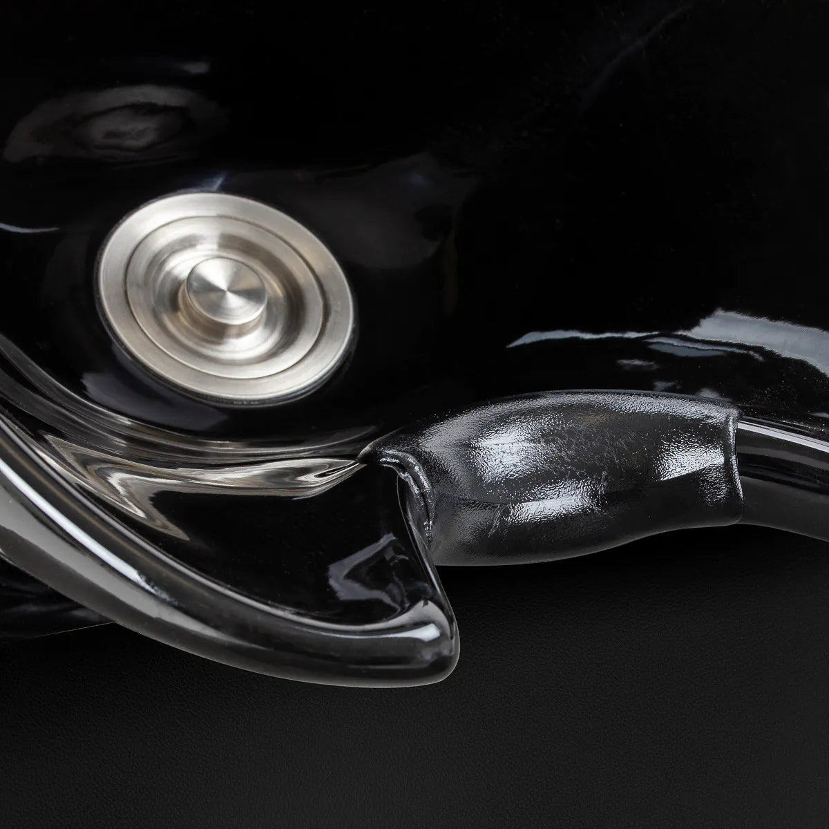 Gabbiano Hairdressing Backwash Unit Lucca Black - close-up of the upholstery and construction details