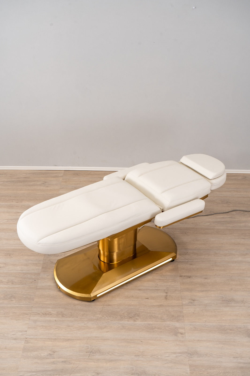 Manufakturo Étoile Electric Lash Beauty Bed - 3 Motors Creamy - close-up of the upholstery and construction details