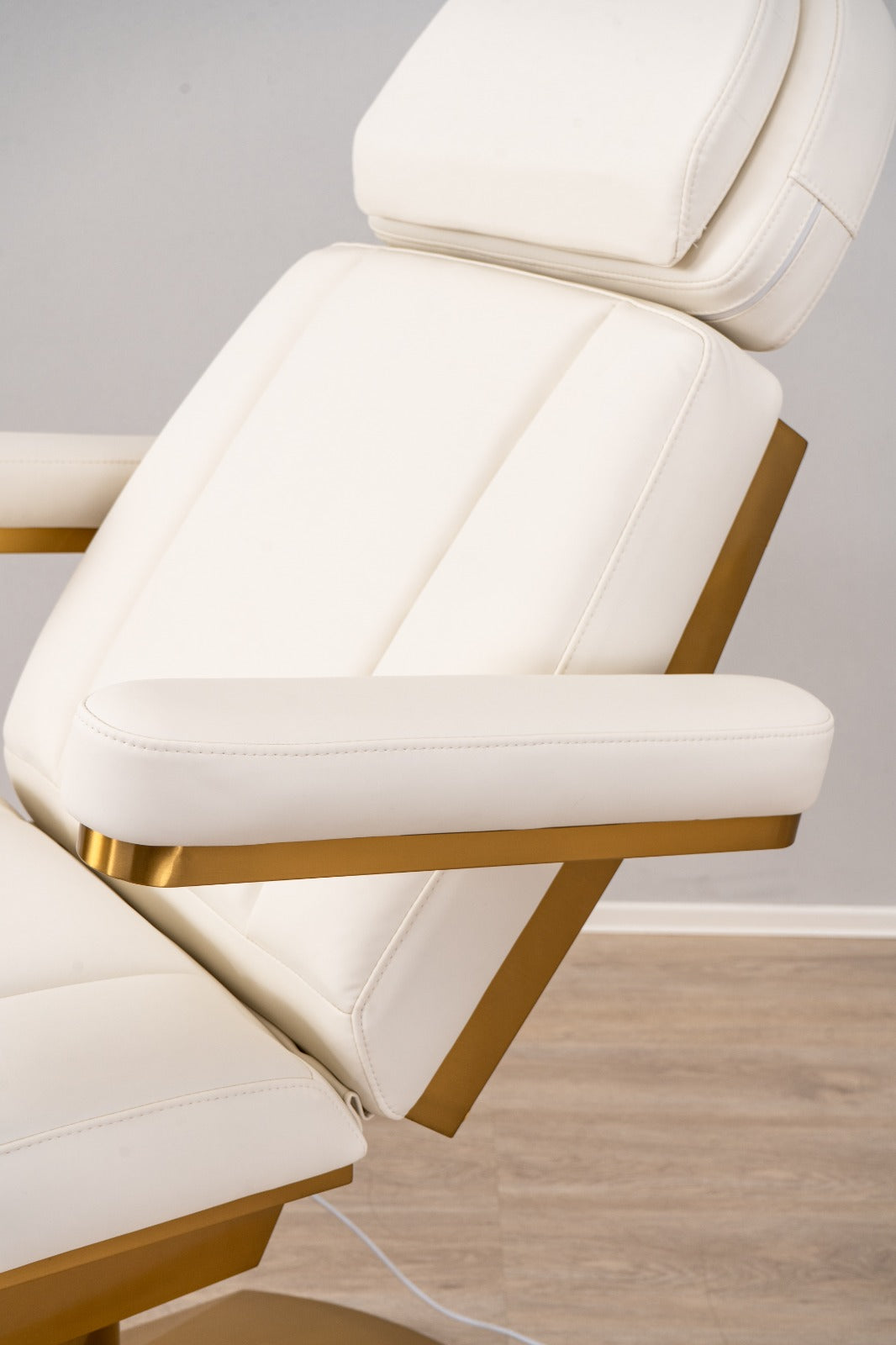 Manufakturo Étoile Electric Lash Beauty Bed - 3 Motors White - displayed in a professional treatment-room setting