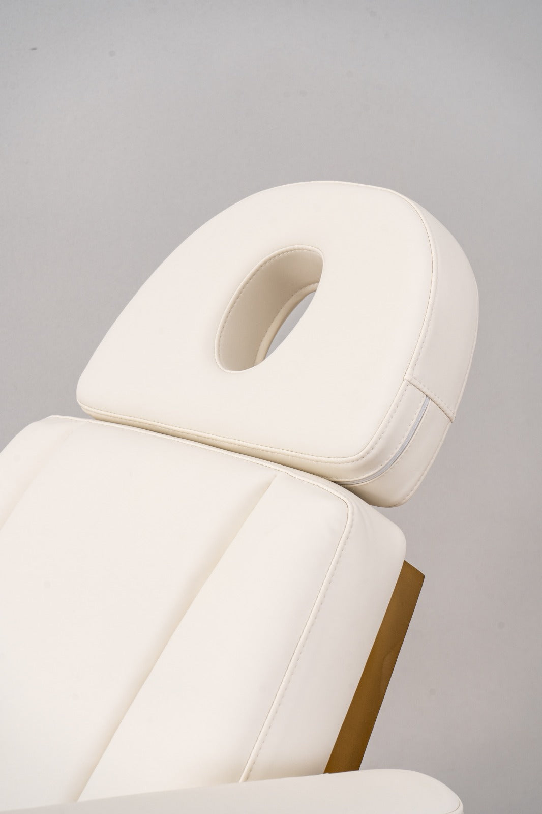 Manufakturo Étoile Electric Lash Beauty Bed - 3 Motors Creamy - displayed in a professional treatment-room setting