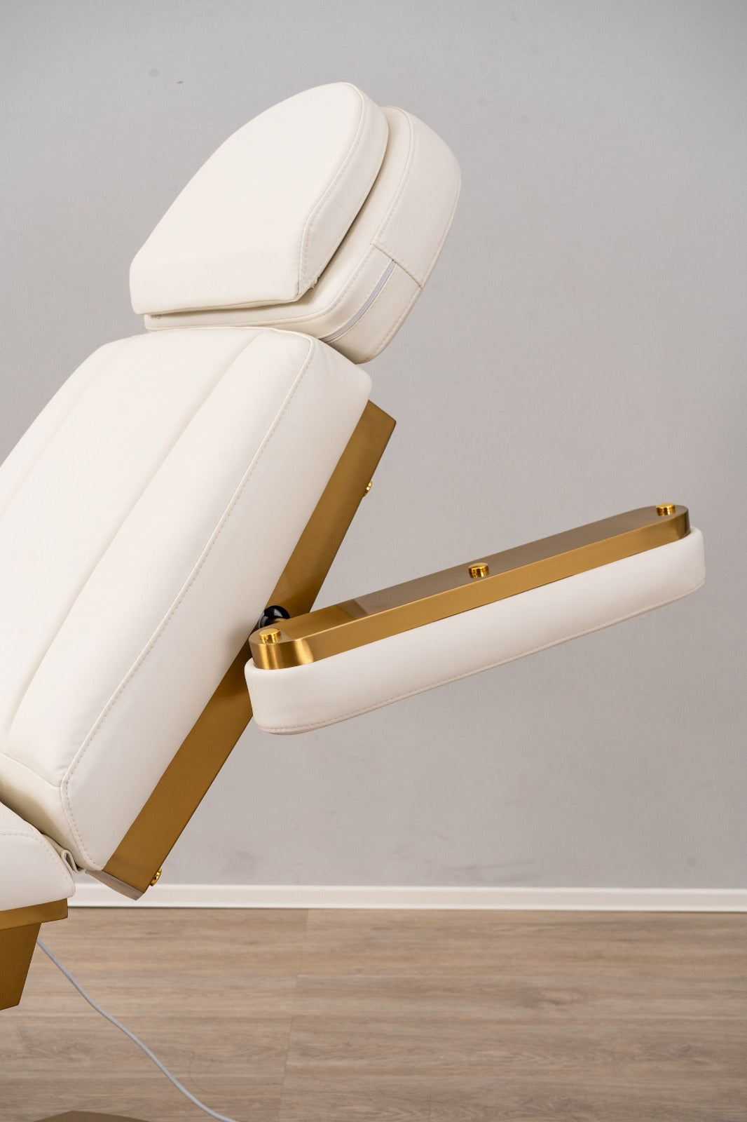 Manufakturo Étoile Electric Lash Beauty Bed - 3 Motors Creamy - close-up of the upholstery and construction details