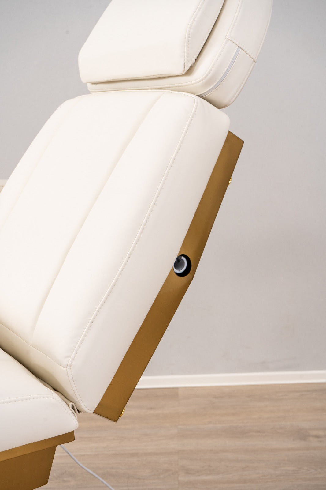 Manufakturo Étoile Electric Lash Beauty Bed - 3 Motors Creamy - displayed in a professional treatment-room setting