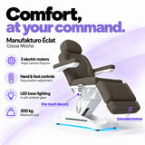 Manufakturo Éclat Cocoa Mocha electric beauty bed with three electric motors, hand and foot controls, LED base lighting, 300 kg maximum load, one-touch descent, an extendable footrest and a solid one-piece headrest.