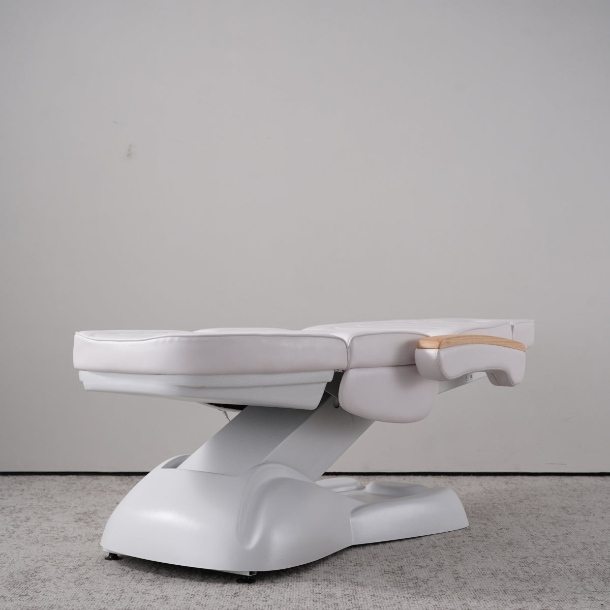Manufakturo Grace Electric Beauty Bed - 3 Motors Bare Blush - close-up of the upholstery and construction details