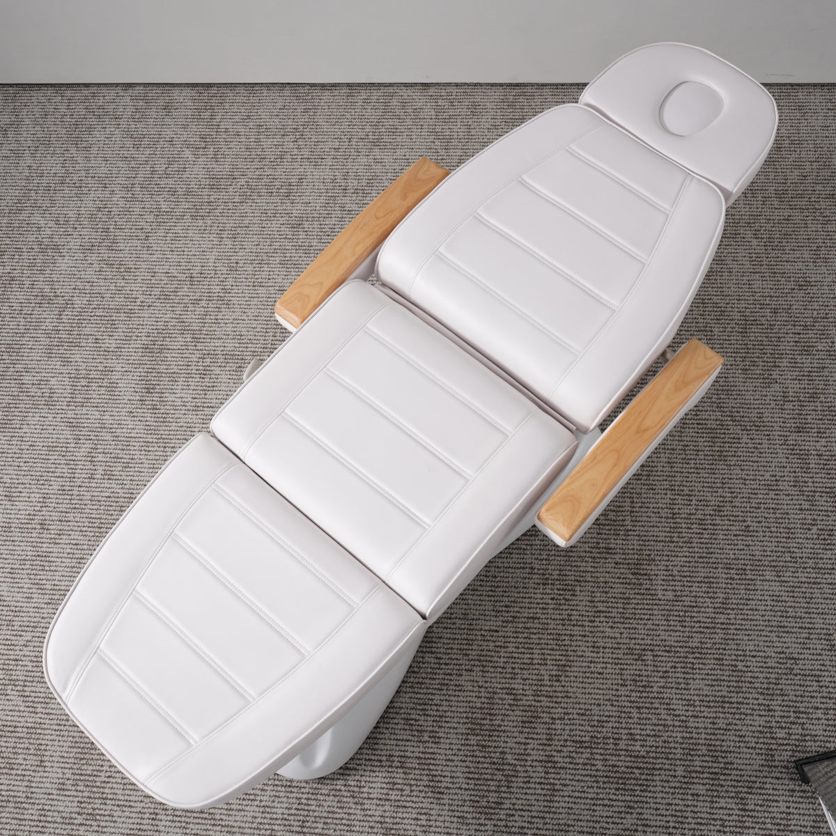 Manufakturo Grace Electric Beauty Bed - 3 Motors Bare Blush - close-up of the upholstery and construction details