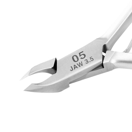 Ocho Pro Cuticle Nippers 05 Hand Polished Jaw 3.5mm - stainless-steel nippers with the cutting jaws visible on a white background