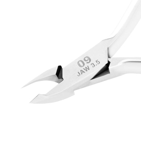 Ocho Pro Cuticle Nippers 09 Hand Polished Jaw 3.5mm - stainless-steel nippers with the cutting jaws visible on a white background