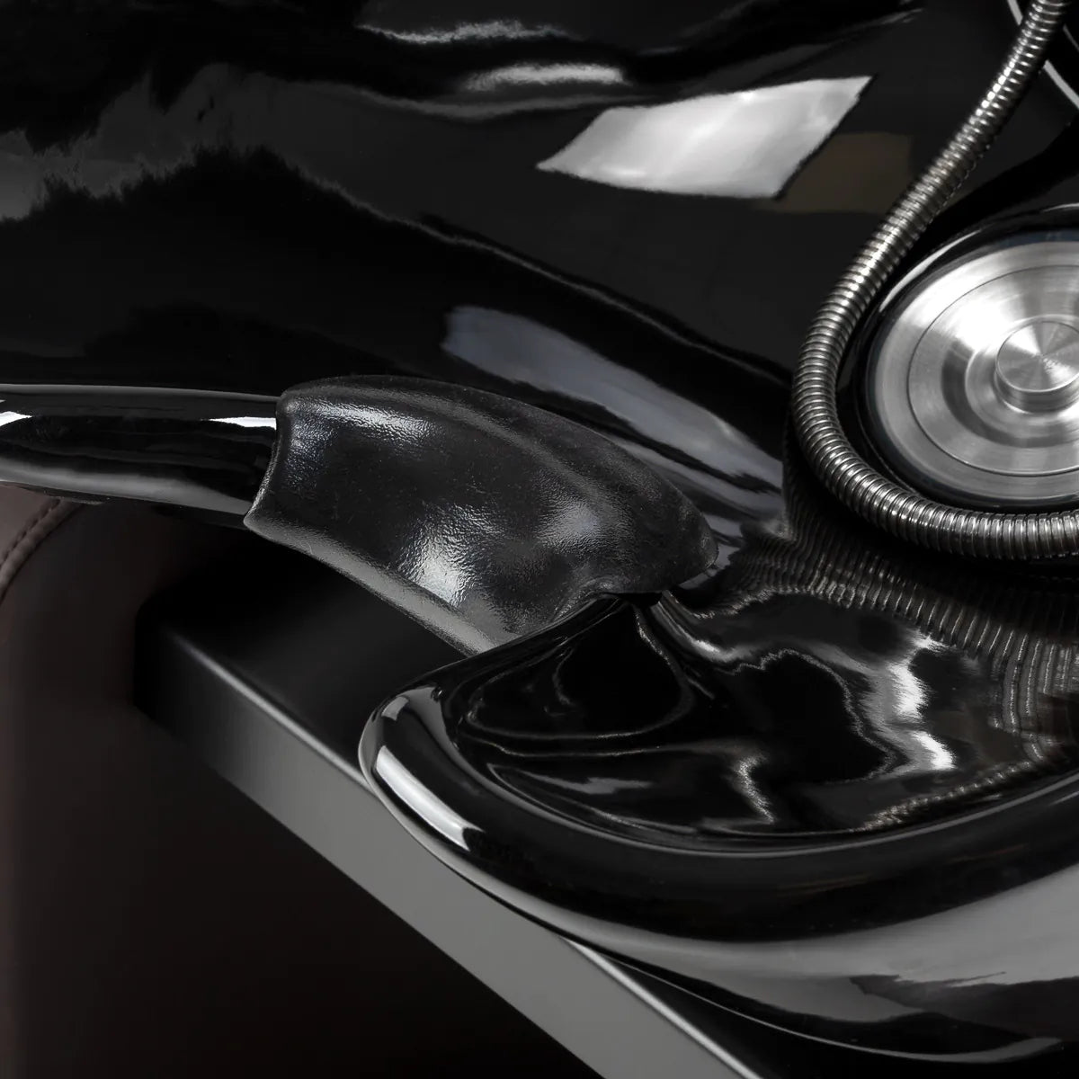 Contoured black neck rest on the Omega Aqualina ceramic basin