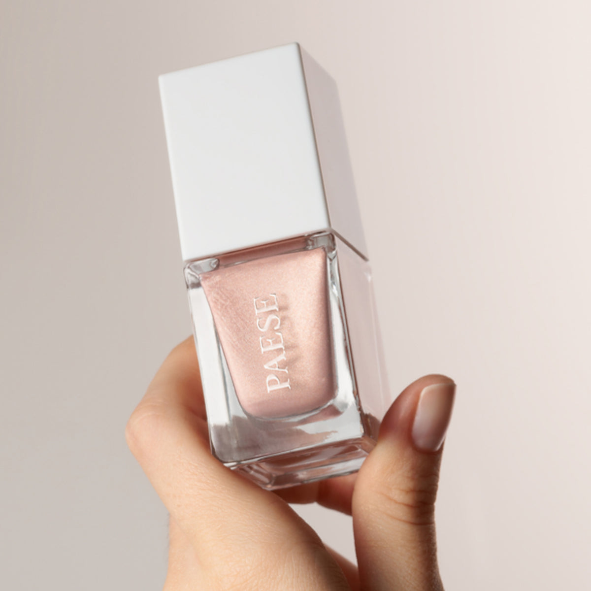 Paese GLOWEROUS Liquid Highlighter Sparkle Rose - close-up of the cosmetic finish on skin