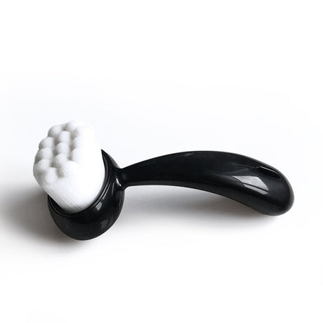 Slowianka Penguin Dusting Brush Black - colour shown on manicured nails