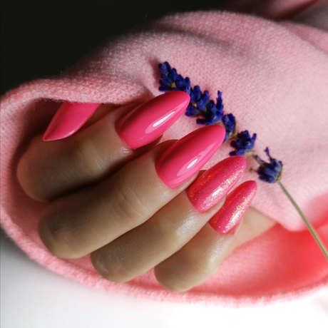 Slowianka Top Coat No Wipe Unicorn Gold - colour shown on manicured nails