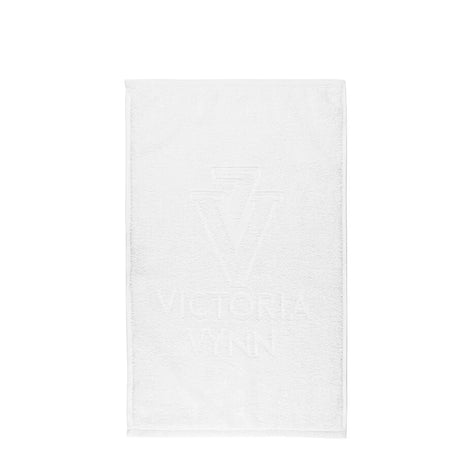 Biały ręcznik Victoria Vynn z wyhaftowanym logo